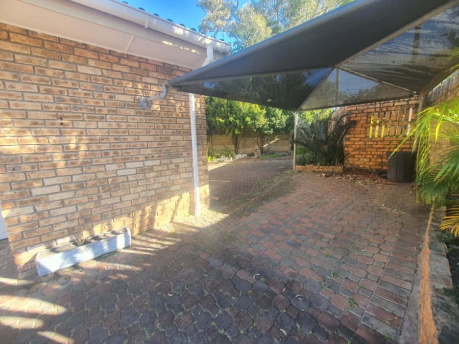To Let 4 Bedroom Property for Rent in Beacon Bay Eastern Cape